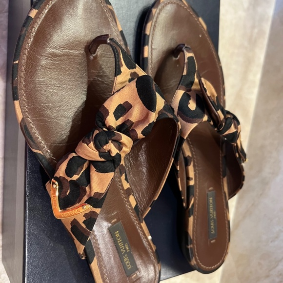 Sandals , size 9, Louis Vuitton, brown color. - Picture 4 of 4